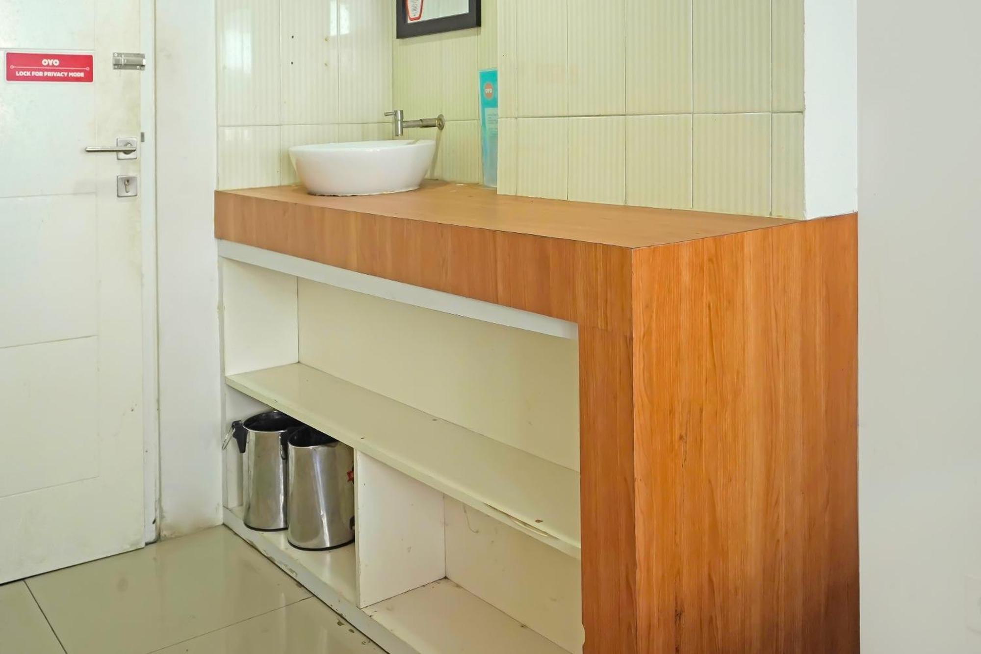 Oyo 90391 Gkitroom Karawang Exterior photo